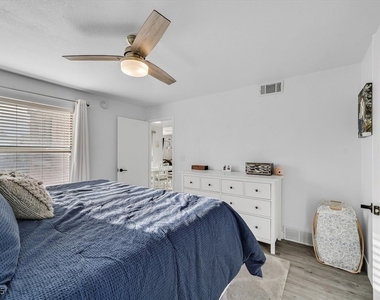 555 E Silverado Ranch Boulevard - Photo Thumbnail 15