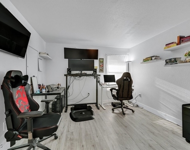 555 E Silverado Ranch Boulevard - Photo Thumbnail 17