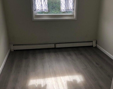 735 Greens Avenue - Photo Thumbnail 3