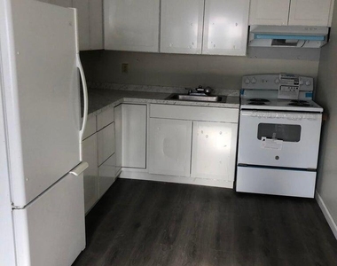 735 Greens Avenue - Photo Thumbnail 6