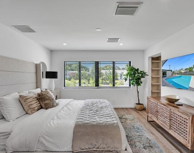 5501 Ne 18th Terrace - Photo Thumbnail 12