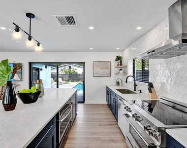 5501 Ne 18th Terrace - Photo Thumbnail 17