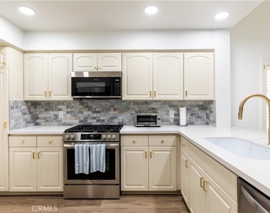 216 Desert Falls Drive East - Photo Thumbnail 12