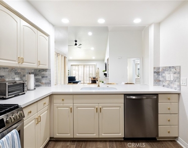 216 Desert Falls Drive East - Photo Thumbnail 10