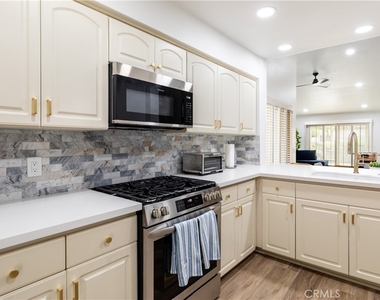 216 Desert Falls Drive East - Photo Thumbnail 14