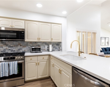 216 Desert Falls Drive East - Photo Thumbnail 11
