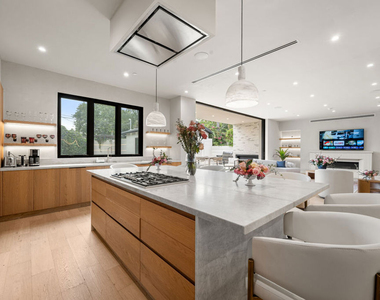 4740 Sunnyslope Avenue - Photo Thumbnail 7