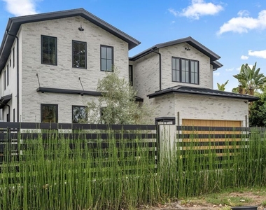 4740 Sunnyslope Avenue - Photo Thumbnail 4