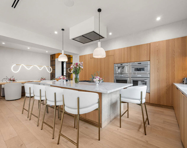 4740 Sunnyslope Avenue - Photo Thumbnail 5