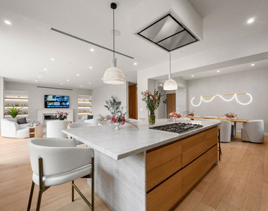 4740 Sunnyslope Avenue - Photo Thumbnail 6