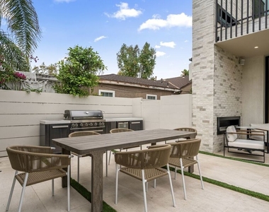 4740 Sunnyslope Avenue - Photo Thumbnail 46