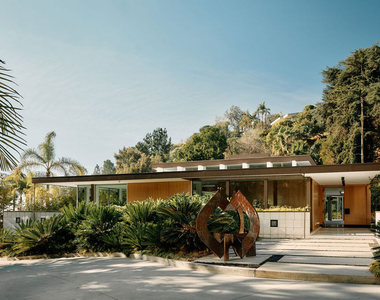 1061 Loma Vista Drive - Photo Thumbnail 2