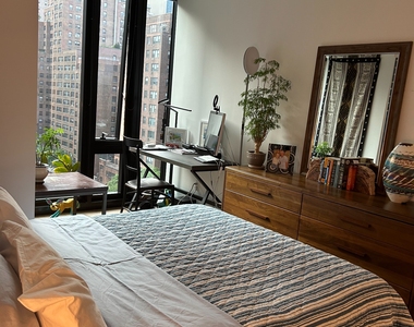 West 21st Street - Photo Thumbnail 1