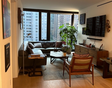 West 21st Street - Photo Thumbnail 2