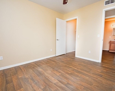 1501 S Bolton St - Photo Thumbnail 11