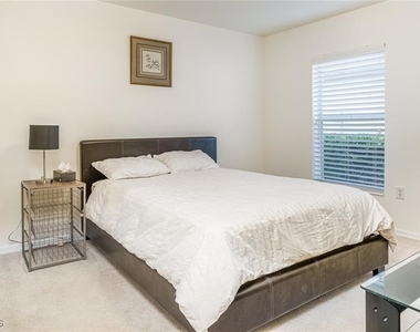 10082 Oakhurst Way - Photo Thumbnail 12