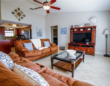 1403 Sw 40th Terrace - Photo Thumbnail 4