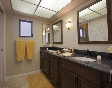 1422 Se 12th Terrace - Photo Thumbnail 9