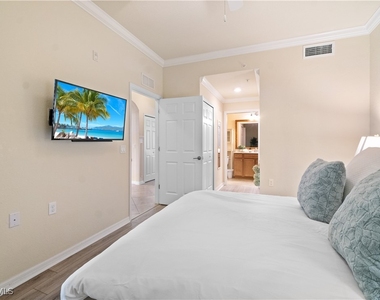 9727 Acqua Court - Photo Thumbnail 11