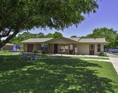 200 Daniels Dr - Photo Thumbnail 2