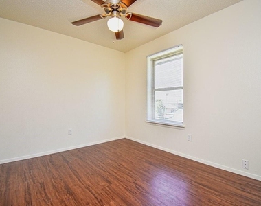 200 Daniels Dr - Photo Thumbnail 13