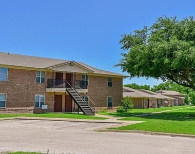 200 Daniels Dr - Photo Thumbnail 1