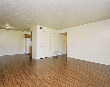 200 Daniels Dr - Photo Thumbnail 12