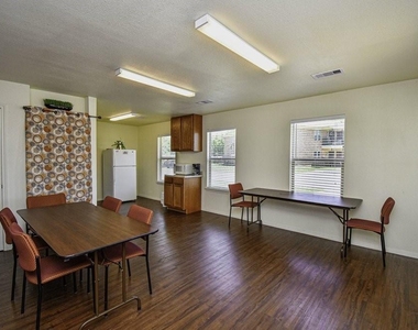 200 Daniels Dr - Photo Thumbnail 11