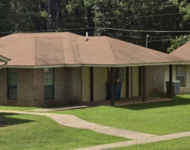 1001 Lakeview Dr - Photo Thumbnail 1