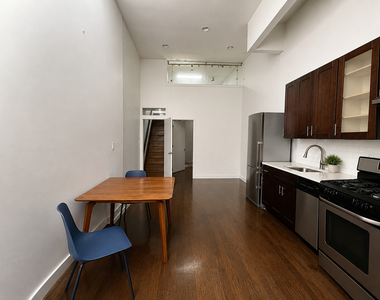 884 Franklin Avenue - Photo Thumbnail 3