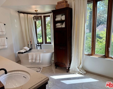 530 Hawthorn Road - Photo Thumbnail 13