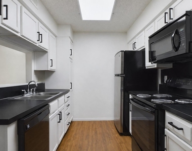 908 Poplar St - Photo Thumbnail 1