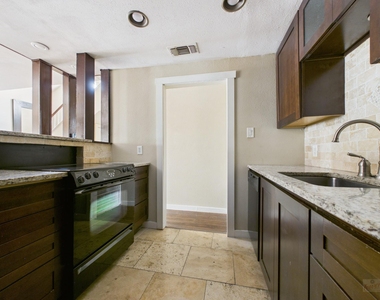 2529 Rio Grande St - Photo Thumbnail 9