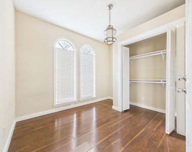 2529 Rio Grande St - Photo Thumbnail 5