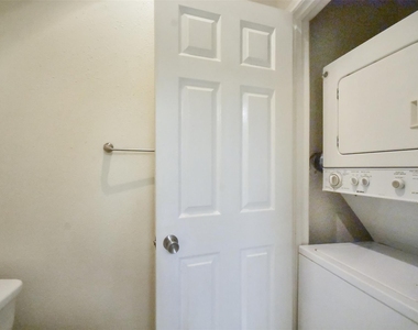 2529 Rio Grande St - Photo Thumbnail 12