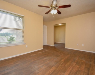 1220 Heritage Dr - Photo Thumbnail 5