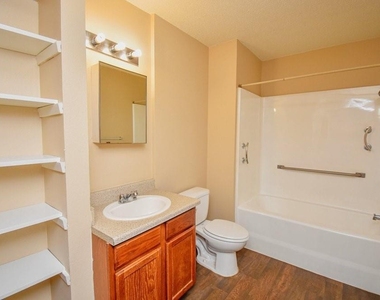 1220 Heritage Dr - Photo Thumbnail 8
