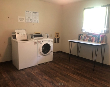 709 W Witt St - Photo Thumbnail 1