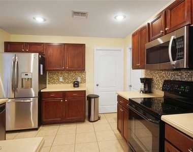 1916 Nw 13th Place - Photo Thumbnail 5