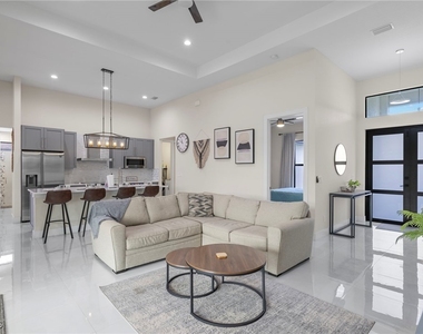 1137 Sw 18th Court - Photo Thumbnail 3
