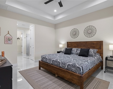 1137 Sw 18th Court - Photo Thumbnail 10