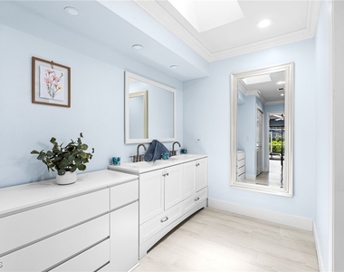 2328 Se 27th Street - Photo Thumbnail 3