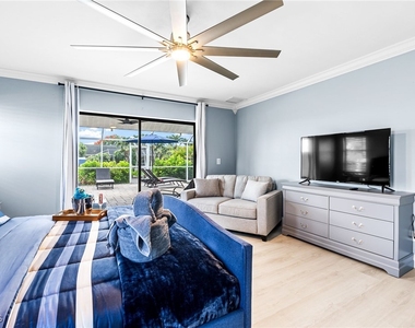 2328 Se 27th Street - Photo Thumbnail 2