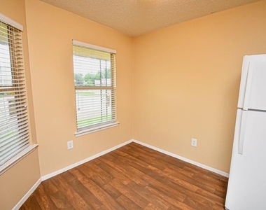 1308 Jacksonville Dr - Photo Thumbnail 6