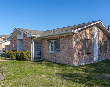 520 Laredo St - Photo Thumbnail 3