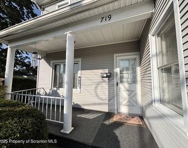 719 Saginaw Street - Photo Thumbnail 3