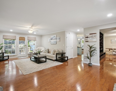 102 Hickory Drive - Photo Thumbnail 4