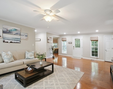 102 Hickory Drive - Photo Thumbnail 5