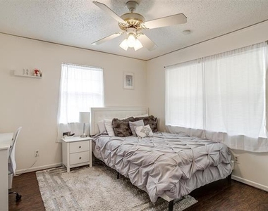 3217 Lubbock Avenue - Photo Thumbnail 21