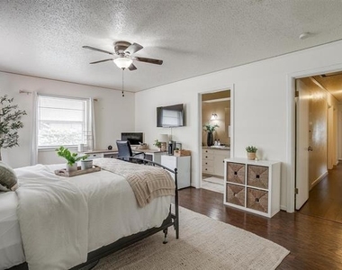 3217 Lubbock Avenue - Photo Thumbnail 16